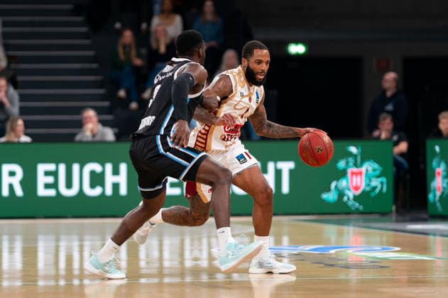 RJ Cole (Umana Reyer Venice, 1) im Dribbling gegen Osaro Rich (Veolia Towers Hamburg, 03), GER, Veolia Towers Hamburg vs Umana Reyer Venice, Basketball, EuroCup, Spieltag 15, Saison 2025 2026, 21.01.2026 GER, Veolia Towers Hamburg vs Umana Reyer Venice, Basketball, EuroCup, Spieltag 15, Saison 2025 2026, 21.01.2026 Hamburg Copyright: xEibner-Pressefoto MaxxVincenx EP_MVN