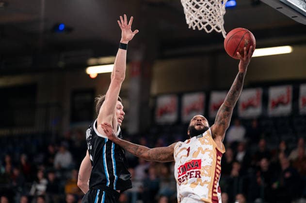 RJ Cole (Umana Reyer Venice, 1) beim Korbleger, Niklas Wimberg (Veolia Towers Hamburg, 17), GER, Veolia Towers Hamburg vs Umana Reyer Venice, Basketball, EuroCup, Spieltag 15, Saison 2025 2026, 21.01.2026 GER, Veolia Towers Hamburg vs Umana Reyer Venice, Basketball, EuroCup, Spieltag 15, Saison 2025 2026, 21.01.2026 Hamburg Copyright: xEibner-Pressefoto MaxxVincenx EP_MVN