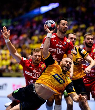 260121 Oscar Bergendahl of Sweden and David Mandic and Zvonimir Srna of Croatia during the EHF European Handball Championship preliminary round match between Sweden and Croatia on January 21, 2026 in Malmö. Photo: Petter Arvidson BILDBYRAN kod PA PA1130 handball handboll handball handbolls-em 2026 sverige sweden croatia kroatien ehf european handball championship sverige bbeng grappa33 sverige sweden Copyright: PETTERxARVIDSON BB260121PA149