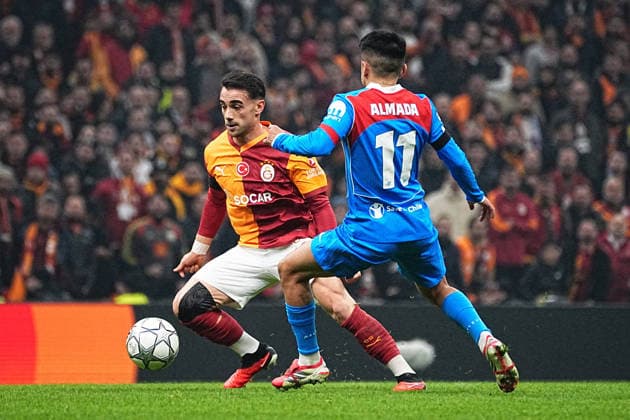 ISTANBUL, TURKEY - JANUARY 21: Yunus Akgun (L) of Galatasaray SK and Thiago Almada (R) of Atletico de Madrid battle for the ball during the UEFA Champions League 2025 26 League Phase MD7 match between Galatasaray A.S. and Atletico de Madrid at Ali Sami Yen Spor Kompleksi Rams Park Stadium on January 21, 2026 in Istanbul, Turkey. Istanbul Turkey Copyright: xSeskimphotox GSaray-AMadrid-210126 (75)