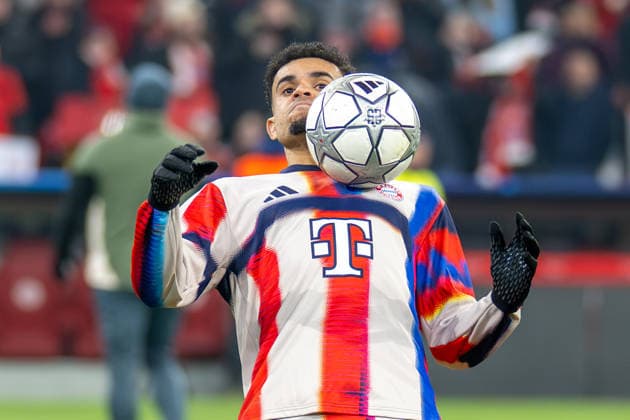 Luis Diaz 14 (FC Bayern Muenchen) jongliert mit dem Ball, Portraet, FC Bayern Muenchen vs. Royale Union Saint Gilloise, Fussball, UEFA Champions League, 7. Spieltag, 21.01.2026 DFB regulations prohibit any use of photographs as image sequences and or quasi-video Muenchen Bayern Deutschland