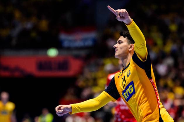 260121 Nikola Roganovic of Sweden celebrates during the EHF European Handball Championship preliminary round match between Sweden and Croatia on January 21, 2026 in Malmö. Photo: Petter Arvidson BILDBYRAN kod PA PA1130 handball handboll handball handbolls-em 2026 sverige sweden croatia kroatien ehf european handball championship sverige bbeng grappa33 jubel sverige sweden celebrates Copyright: PETTERxARVIDSON BB260121PA153