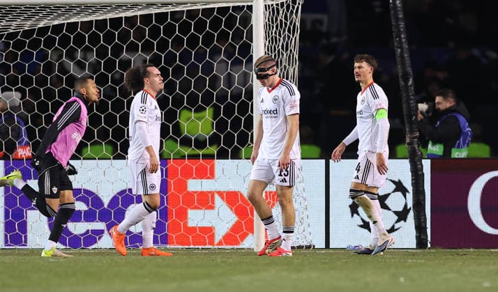 21.01.2026, Fussball UEFA Champions League, Qarabag Agdam FK - Eintracht Frankfurt, v.l., Arthur Theate (Eintracht Frankfurt), Rasmus Kristensen (Eintracht Frankfurt), Robin Koch (Eintracht Frankfurt) enttaeuscht, enttaeuscht schauend, dissapointed, traurig, frustiert, frust, gefrustet, frustrated DFL DFB REGULATIONS PROHIBIT ANY USE OF PHOTOGRAPHS AS IMAGE SEQUENCES AND OR QUASI-VIDEO. xdcx Copyright: HMBxMedia Claus