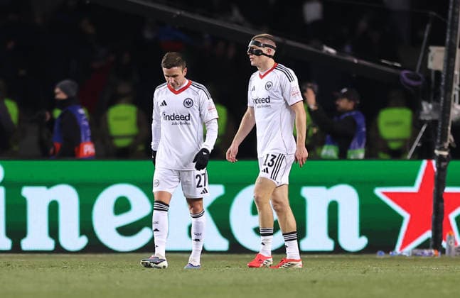 21.01.2026, Fussball UEFA Champions League, Qarabag Agdam FK - Eintracht Frankfurt, v.l., Mario Götze (Eintracht Frankfurt), Rasmus Kristensen (Eintracht Frankfurt) enttaeuscht, enttaeuscht schauend, dissapointed, traurig, frustiert, frust, gefrustet, frustrated DFL DFB REGULATIONS PROHIBIT ANY USE OF PHOTOGRAPHS AS IMAGE SEQUENCES AND OR QUASI-VIDEO. xdcx Copyright: HMBxMedia Claus