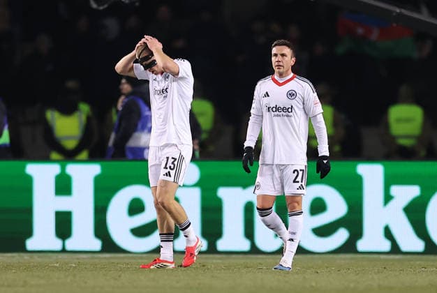 21.01.2026, Fussball UEFA Champions League, Qarabag Agdam FK - Eintracht Frankfurt, v.l., Rasmus Kristensen (Eintracht Frankfurt), Mario Götze (Eintracht Frankfurt) enttaeuscht, enttaeuscht schauend, dissapointed, traurig, frustiert, frust, gefrustet, frustrated DFL DFB REGULATIONS PROHIBIT ANY USE OF PHOTOGRAPHS AS IMAGE SEQUENCES AND OR QUASI-VIDEO. xdcx Copyright: HMBxMedia Claus