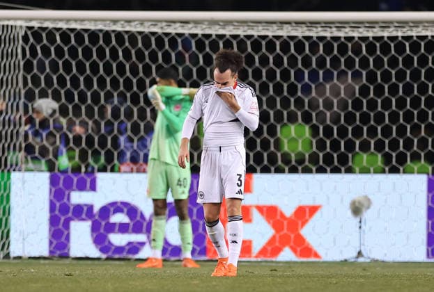 21.01.2026, Fussball UEFA Champions League, Qarabag Agdam FK - Eintracht Frankfurt, v.l., Arthur Theate (Eintracht Frankfurt) enttaeuscht, enttaeuscht schauend, dissapointed, traurig, frustiert, frust, gefrustet, frustrated DFL DFB REGULATIONS PROHIBIT ANY USE OF PHOTOGRAPHS AS IMAGE SEQUENCES AND OR QUASI-VIDEO. xdcx Copyright: HMBxMedia Claus