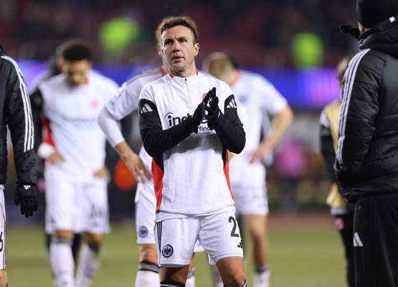 21.01.2026, Fussball UEFA Champions League, Qarabag Agdam FK - Eintracht Frankfurt, v.l., Mario Götze (Eintracht Frankfurt) bedankt sich bei den Fans, bedanken, Dank, Mannschaft nach dem Spiel, after the match, bedankt sich bei den Fans, applauds the fans DFL DFB REGULATIONS PROHIBIT ANY USE OF PHOTOGRAPHS AS IMAGE SEQUENCES AND OR QUASI-VIDEO. xdcx Copyright: HMBxMedia Claus