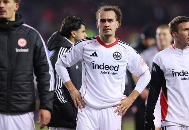21.01.2026, Fussball UEFA Champions League, Qarabag Agdam FK - Eintracht Frankfurt, v.l., Arthur Theate (Eintracht Frankfurt) enttaeuscht, enttaeuscht schauend, dissapointed, traurig, frustiert, frust, gefrustet, frustrated DFL DFB REGULATIONS PROHIBIT ANY USE OF PHOTOGRAPHS AS IMAGE SEQUENCES AND OR QUASI-VIDEO. xdcx Copyright: HMBxMedia Claus