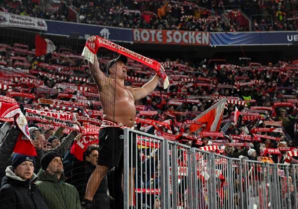 21.01.2026, Fussball UEFA Championsleague 2025 2026: Vorrunde 7.Spieltag, FC Bayern München - Union Saint-Gilloise, in der Allianz-Arena München. Nackter Fan bei eisigen Temperaturen