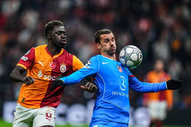 Galatasaray v Atletico Madrid - UEFA Champions League ISTANBUL, TURKIYE - JANUARY 21: Davinson Sanchez (L) of Galatasaray in action against Antoine Griezmann (R) of Atletico Madrid during UEFA Champions League week 7 football match between Galatasaray and Atletico Madrid at RAMS Park in Istanbul, Turkiye on January 21, 2026. Hakan Akgun Anadolu Istanbul Turkey. Editorial use only. Please get in touch for any other usage.  Copyright: x2026xAnadoluxHakanxAkgunx