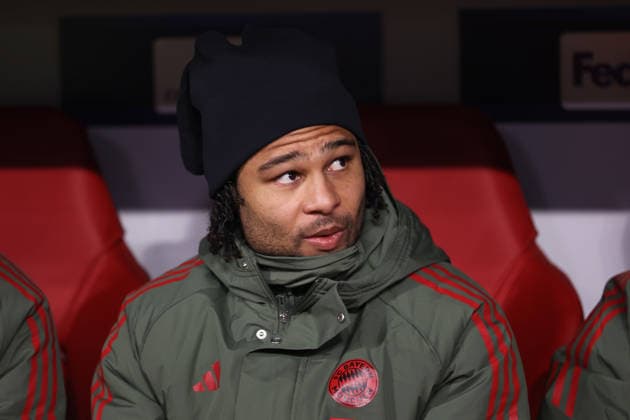 Fussball, Herren, Champions League, Saison 2025 2026, FC Bayern München - Royale Union Saint-Gilloise, 7.Spieltag, Allianz Arena Serge Gnabry (FC Bayern München) auf der Auswechselbank, Errsatzbank sitzend