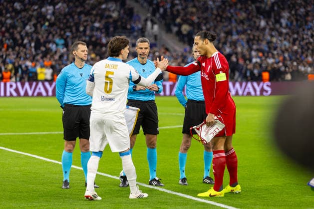 Football - UEFA Champions League - League Phase - Olympique de Marseille v Liverpool FC MARSEILLE, FRANCE - Wednesday, January 21, 2026: Liverpool s captain Virgil van Dijk (R) and Olympique de Marseille s captain Leonardo Balerdi shaking hands at the coin toss before the UEFA Champions League match between Olympique de Marseille and Liverpool FC at the Stade VÃ lodrome. (Photo by David Rawcliffe Propaganda) MARSEILLE Stade VÃ lodrome BOUCHES-DU-RHÃ NE FRANCE  Copyright: xDavidxRawcliffex P2026-01-21-Marseille_Liverpool-40