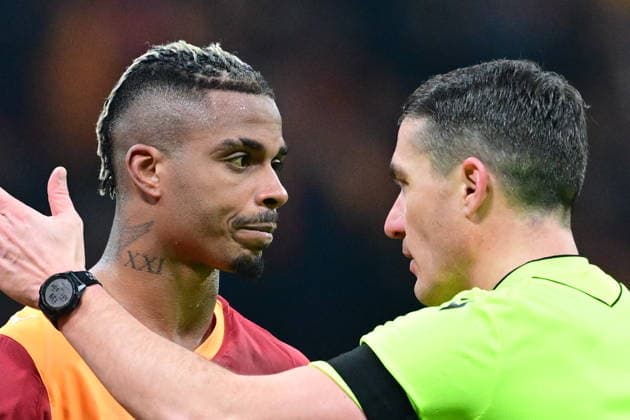 Galatasaray v Atletico Madrid - UEFA Champions League ISTANBUL, TURKIYE - JANUARY 21: Mario Lemina (L) of Galatasaray reacts to referee after a position during UEFA Champions League week 7 football match between Galatasaray and Atletico Madrid at RAMS Park in Istanbul, Turkiye on January 21, 2026. Abdulhamid Hosbas Anadolu Istanbul Turkey. Editorial use only. Please get in touch for any other usage.  Copyright: x2026xAnadoluxAbdulhamidxHosbasx