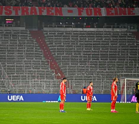 21.01.2026, Fussball UEFA Championsleague 2025 2026: Vorrunde 7.Spieltag, FC Bayern München - Union Saint-Gilloise, in der Allianz-Arena München. Hinter den Bayern Spielern die leere Südkurve. v.l. Aleksandar Pavlovic (FC Bayern München), Raphael Guerreiro (FC Bayern München) und Harry Kane (FC Bayern München)
