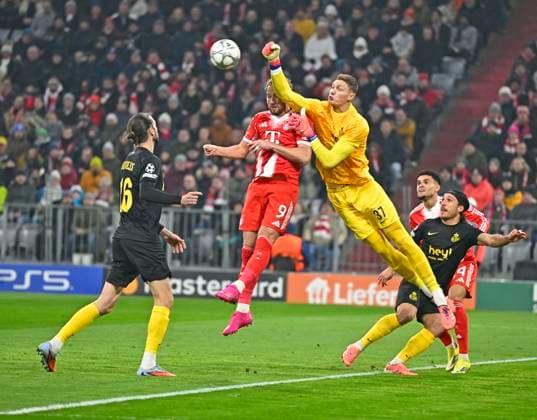 21.01.2026, Fussball UEFA Championsleague 2025 2026: Vorrunde 7.Spieltag, FC Bayern München - Union Saint-Gilloise, in der Allianz-Arena München. v.l. Christian Burgess (Union Saint-Gilloise), Harry Kane (FC Bayern München) und Kjell Scherpen (Union Saint-Gilloise)