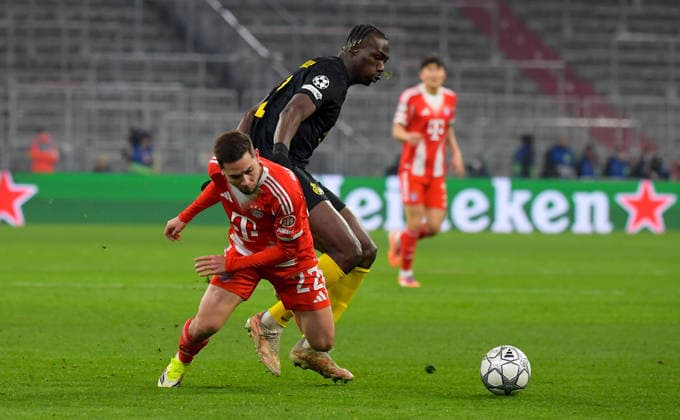 21.01.2026, xemx, Fussball UEFA Champions League, FC Bayern Muenchen - Union Saint-Gilloise v.l. Raphael Guerreiro (FC Bayern Muenchen), Promise David (Union Saint-Gilloise) Zweikampf, Aktion, action, battle for the ball (DFL DFB REGULATIONS PROHIBIT ANY USE OF PHOTOGRAPHS as IMAGE SEQUENCES and or QUASI-VIDEO) Muenchen