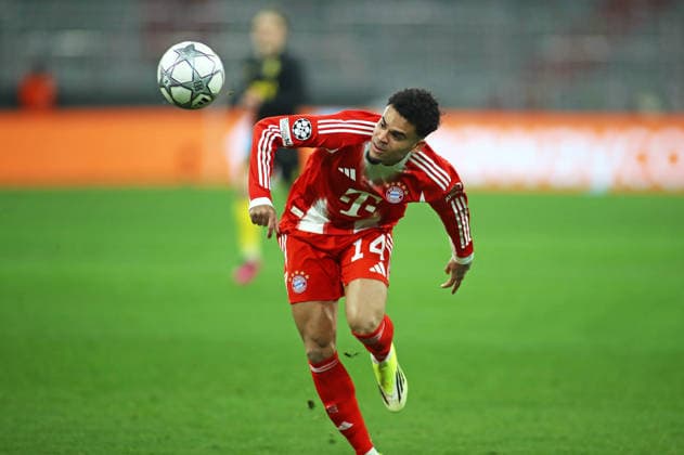 Fussball, Herren, Champions League, Saison 2025 2026, FC Bayern München - Royale Union Saint-Gilloise, 7.Spieltag, Allianz Arena Luis Diaz (FC Bayern München) mit Blick auf den Ball im Angriff