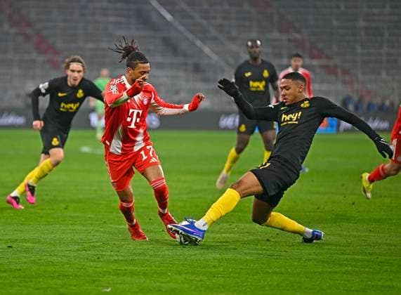 21.01.2026, Fussball UEFA Championsleague 2025 2026: Vorrunde 7.Spieltag, FC Bayern München - Union Saint-Gilloise, in der Allianz-Arena München. v.l. Michael Olise (FC Bayern München) gegen Guilherme Smith (Union Saint-Gilloise)