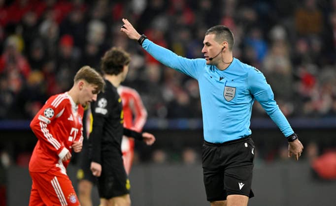 Schiedsrichter Referee Rade Obrenovic (SVN) Gestik Geste Lennart Karl Bayern Muenchen FCB (42) FC Bayern Muenchen FCB vs R. Union Saint-Gilloise Spieltag 7 21.01.2026 DFL REGULATIONS PROHIBIT ANY USE OF PHOTOGRAPHS AS IMAGE SEQUENCES AND OR QUASI-VIDEO FC Bayern Muenchen FCB vs R. Union Saint-Gilloise
