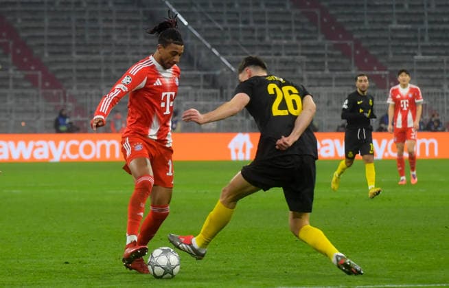 21.01.2026, xemx, Fussball UEFA Champions League, FC Bayern Muenchen - Union Saint-Gilloise v.l. Michael Olise (FC Bayern Muenchen), Ross Sykes (Union Saint-Gilloise) Zweikampf, Aktion, action, battle for the ball (DFL DFB REGULATIONS PROHIBIT ANY USE OF PHOTOGRAPHS as IMAGE SEQUENCES and or QUASI-VIDEO) Muenchen