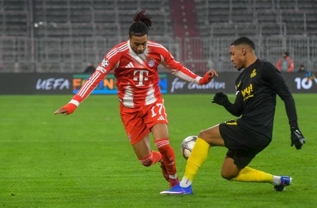 21.01.2026, xemx, Fussball UEFA Champions League, FC Bayern Muenchen - Union Saint-Gilloise v.l. Michael Olise (FC Bayern Muenchen), Guilherme Smith (Union Saint-Gilloise) Zweikampf, Aktion, action, battle for the ball (DFL DFB REGULATIONS PROHIBIT ANY USE OF PHOTOGRAPHS as IMAGE SEQUENCES and or QUASI-VIDEO) Muenchen