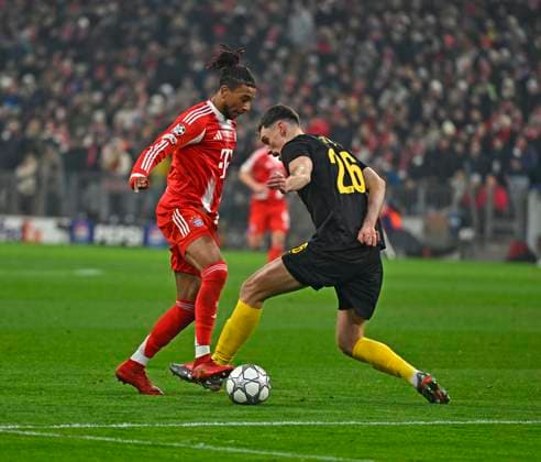 21.01.2026, Fussball UEFA Championsleague 2025 2026: Vorrunde 7.Spieltag, FC Bayern München - Union Saint-Gilloise, in der Allianz-Arena München. v.l. Michael Olise (FC Bayern München) gegen Ross Sykes (Union Saint-Gilloise)