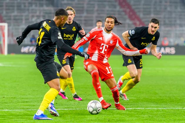 GER, UEFA CL, FC Bayern Muenchen (GER) vs Royale Union Saint-Gilloise (BEL) 21.01.2026, Allianz Arena, Muenchen, GER, UEFA CL, FC Bayern Muenchen (GER) vs Royale Union Saint-Gilloise (BEL), UEFA regulations prohibit any use of photographs as image sequences and or quasi-video, im Bild Guilherme Smith (Royale Union Saint-Gilloise 11) im Zweikampf gegen Michael Olise (FCB 17)
