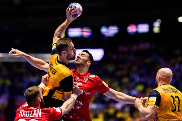 260121 Albin Lagergren of Sweden and Zvonimir Srna of Croatia during the EHF European Handball Championship preliminary round match between Sweden and Croatia on January 21, 2026 in Malmö. Photo: Petter Arvidson BILDBYRAN kod PA PA1130 handball handboll handball handbolls-em 2026 sverige sweden croatia kroatien ehf european handball championship sverige bbeng grappa33 sverige sweden Copyright: PETTERxARVIDSON BB260121PA195