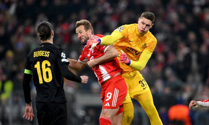 FUSSBALL CHAMPIONS LEAGUE SAISON 2025 2026 Vorrunde 7. Spieltag 21.01.2025 FC Bayern Muenchen - Union Saint-Gilloise Christian Burgess (li, Union Saint-Gilloise) gegen Harry Kane (mitte, FC Bayern Muenchen) wird gefoult und am Kopf getroffen von Torwart Kjell Scherpen (re, Union Saint-Gilloise)