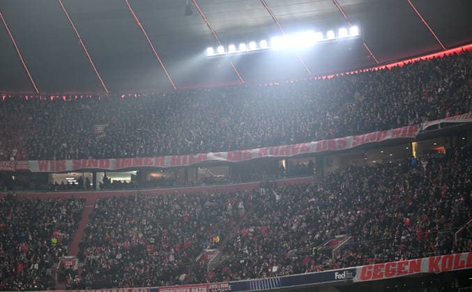 FUSSBALL CHAMPIONS LEAGUE SAISON 2025 2026 Vorrunde 7. Spieltag 21.01.2025 FC Bayern Muenchen - Union Saint-Gilloise FC Bayern Muenchen im Oberrang mit einem Bannner, WIR SIND IMMER HIER - DIE KURVE DAS SIND WIR Der Unterrang der Suedkurve der Allianz Arena bleibt aufgrund einer Blocksperre der UEFA gegen die Ultras des FC Bayern nach wiederholtem zuenden von Pyros leer.