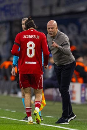 Football - UEFA Champions League - League Phase - Olympique de Marseille v Liverpool FC MARSEILLE, FRANCE - Wednesday, January 21, 2026: Liverpool s head coach Arne Slot (R) passes on instructions to Dominik Szoboszlai during the UEFA Champions League match between Olympique de Marseille and Liverpool FC at the Stade VÃ lodrome. (Photo by David Rawcliffe Propaganda) MARSEILLE Stade VÃ lodrome BOUCHES-DU-RHÃ NE FRANCE  Copyright: xDavidxRawcliffex P2026-01-21-Marseille_Liverpool-53