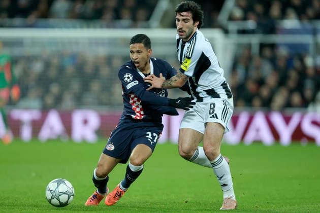 Newcastle United FC v PSV Eindhoven - UEFA Champions League 2025 26 League Phase MD7 Mauro Junior of PSV Eindhoven and Sandro Tonali of Newcastle United challenge during the UEFA Champions League 2025 26 League Phase MD7 match between Newcastle United FC and PSV Eindhoven at St James Park on January 21, 2026 in Newcastle upon Tyne, England. WARNING! This Photograph May Only Be Used For Newspaper And Or Magazine Editorial Purposes. May Not Be Used For Publications Involving 1 player, 1 Club Or 1 Competition Without Written Authorisation From Football DataCo Ltd. For Any Queries, Please Contact Football DataCo Ltd on +44 (0) 207 864 9121 Newcastle upon Tyne St. James Park England United Kingdom Copyright: xAllstarxPicturexLibraryxLtdx