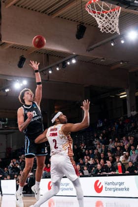 Zacharie Perrin (Veolia Towers Hamburg, 52) beim Korbleger, Chris Horton (Umana Reyer Venice, 2), GER, Veolia Towers Hamburg vs Umana Reyer Venice, Basketball, EuroCup, Spieltag 15, Saison 2025 2026, 21.01.2026 GER, Veolia Towers Hamburg vs Umana Reyer Venice, Basketball, EuroCup, Spieltag 15, Saison 2025 2026, 21.01.2026 Hamburg Copyright: xEibner-Pressefoto MaxxVincenx EP_MVN