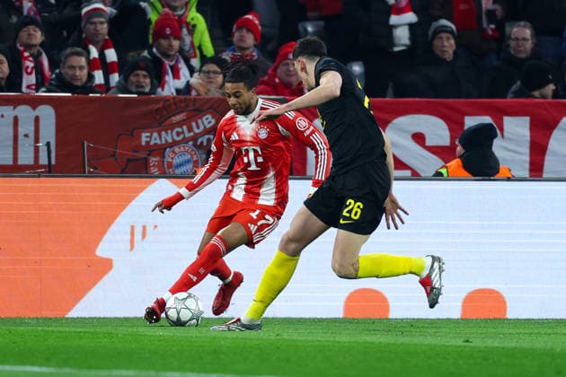 Fußball Champions League 7. Spieltag FC Bayern München - Union Saint-Gilloise am 21.01.2026 in der Allianz Arena in München Ross Sykes ( Saint-Gilloise ), vorne - Michael Olise ( München ), hinten
