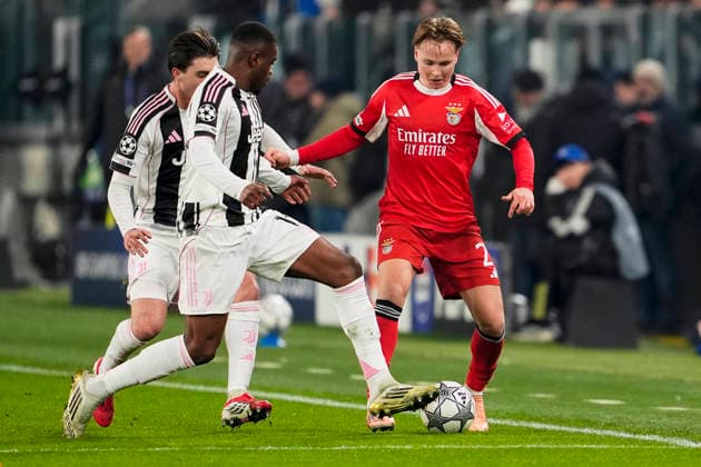 Juventus Pierre Kalulu and JuventusÕ Fabio Miretti fights for the ball with Benfica s Andreas Schjelderup during the Uefa Champions League soccer match between Juventus and Benfica at the Allianz Stadium in Turin, League phase Matchday 7, north west Italy - January 21, 2026. - Soccer  Copyright: xFabioxFerrari LaPressex