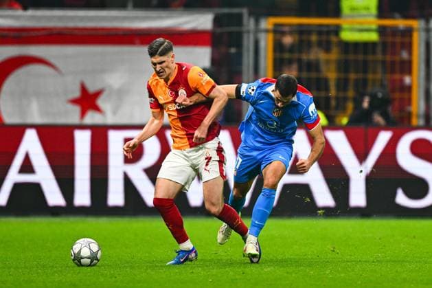 Galatasaray v Atletico Madrid - UEFA Champions League ISTANBUL, TURKIYE - JANUARY 21: Roland Sallai (L) of Galatasaray in action against David Hancko (R) of Atletico Madrid during UEFA Champions League week 7 football match between Galatasaray and Atletico Madrid at RAMS Park in Istanbul, Turkiye on January 21, 2026. Cem Tekkesinoglu Anadolu Istanbul Turkey. Editorial use only. Please get in touch for any other usage.  Copyright: x2026xAnadoluxCemxTekkesinoglux