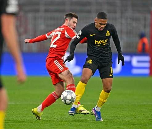 21.01.2026, Fussball UEFA Championsleague 2025 2026: Vorrunde 7.Spieltag, FC Bayern München - Union Saint-Gilloise, in der Allianz-Arena München. Raphael Guerreiro (FC Bayern München) setzt sich durch.