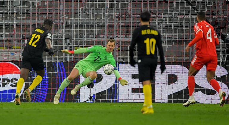 21.01.2026, xemx, Fussball UEFA Champions League, FC Bayern Muenchen - Union Saint-Gilloise v.l. Promise David (Union Saint-Gilloise), Manuel Neuer (FC Bayern Muenchen) mit parade (DFL DFB REGULATIONS PROHIBIT ANY USE OF PHOTOGRAPHS as IMAGE SEQUENCES and or QUASI-VIDEO) Muenchen