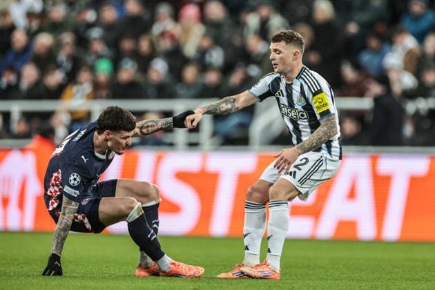 UEFA Champions League Matchday 7 of 8 Newcastle United v PSV Eindhoven Kieran Trippier of Newcastle Untied gives Dennis Man of PSV Eindhoven a hand up during the UEFA Champions League Matchday 7 of 8 Newcastle United v PSV Eindhovenn at St. James s Park, Newcastle, United Kingdom, 21st January 2026 (Photo by Mark Cosgrove News Images) Newcastle St. James s Park Tyne and Wear United Kingdom Copyright: xMarkxCosgrove NewsxImagesx