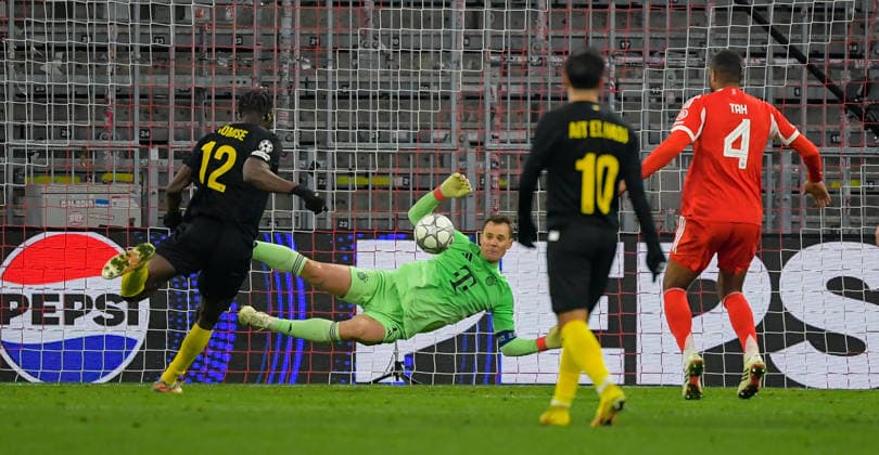 21.01.2026, xemx, Fussball UEFA Champions League, FC Bayern Muenchen - Union Saint-Gilloise v.l. Promise David (Union Saint-Gilloise), Manuel Neuer (FC Bayern Muenchen) mit parade (DFL DFB REGULATIONS PROHIBIT ANY USE OF PHOTOGRAPHS as IMAGE SEQUENCES and or QUASI-VIDEO) Muenchen