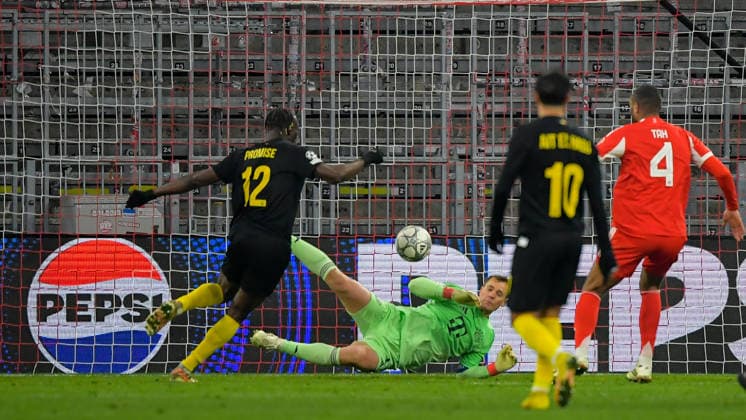 21.01.2026, xemx, Fussball UEFA Champions League, FC Bayern Muenchen - Union Saint-Gilloise v.l. Promise David (Union Saint-Gilloise), Manuel Neuer (FC Bayern Muenchen) mit parade (DFL DFB REGULATIONS PROHIBIT ANY USE OF PHOTOGRAPHS as IMAGE SEQUENCES and or QUASI-VIDEO) Muenchen