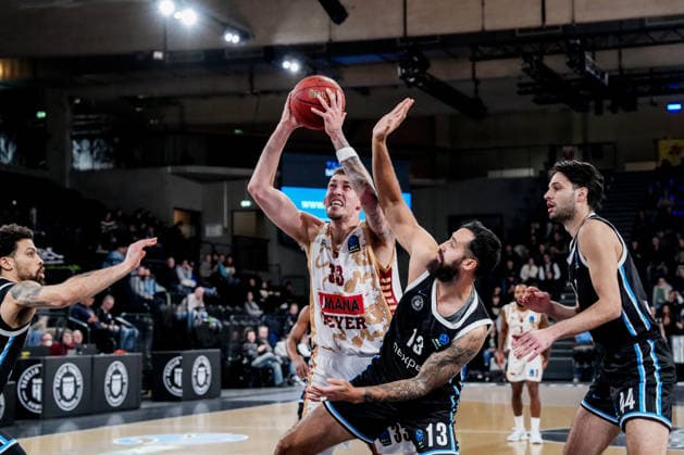 Deutschland: Basketball EuroCup Saison 2025 26 15. Spieltag Veolia Towers Hamburg vs. Umana Reyer Venice Inselpark Arena (Hamburg), Germany: Basketball 2025 26 EuroCup season Round 15 Veolia Towers Hamburg vs. Umana Reyer Venice Inselpark Arena (Hamburg): Kyle Wiltjer (Umana Reyer Venezia, 33), Benedikt TurudiÄ‡ (Veolia Towers Hamburg, 44), Martin Breunig (Veolia Towers Hamburg, 13), Devon Daniels (Veolia Towers Hamburg, 21) Copyright: xStefanxTrochax