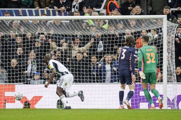 NEWCASTLE - (l-r) Yoane Wissa of Newcastle United FC scores to make it 2-0 as Yarek Gasiorowski of PSV Eindhoven and PSV Eindhoven goalkeeper Matej Kovar react during the UEFA Champions League match between Newcastle United FC and PSV Eindhoven at St. James Park Stadium on January 21, 2026, in Newcastle, United Kingdom. SEM VAN DER WAL ANP UEFA Champions League 2025-2026 xVIxANPxSportx xxANPxIVx 548186487 originalFilename: 548186487.jpg