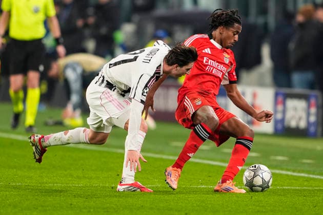 JuventusÕ Fabio Miretti fights for the ball with Benfica s Leandro Barreiro during the Uefa Champions League soccer match between Juventus and Benfica at the Allianz Stadium in Turin, League phase Matchday 7, north west Italy - January 21, 2026. - Soccer  Copyright: xFabioxFerrari LaPressex