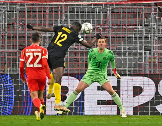 21.01.2026, Fussball UEFA Championsleague 2025 2026: Vorrunde 7.Spieltag, FC Bayern München - Union Saint-Gilloise, in der Allianz-Arena München. v.l. Raphael Guerreiro (FC Bayern München), Promise David (Union Saint-Gilloise) und Torwart Manuel Neuer (FC Bayern München)