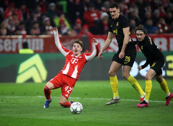 Fussball, Herren, Champions League, Saison 2025 2026, FC Bayern München - Royale Union Saint-Gilloise, 7.Spieltag, Allianz Arena Lennart Karl (FC Bayern München) wird zu Boden gerissen im Angriff