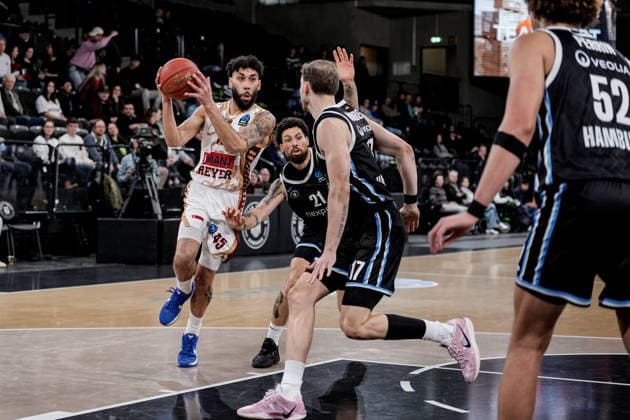 Deutschland: Basketball EuroCup Saison 2025 26 15. Spieltag Veolia Towers Hamburg vs. Umana Reyer Venice Inselpark Arena (Hamburg), Germany: Basketball 2025 26 EuroCup season Round 15 Veolia Towers Hamburg vs. Umana Reyer Venice Inselpark Arena (Hamburg): Denzel Valentine (Umana Reyer Venezia, 45), Jan Niklas Wimberg (Veolia Towers Hamburg, 17), Zacharie Perrin (Veolia Towers Hamburg, 52), Devon Daniels (Veolia Towers Hamburg, 21) Copyright: xStefanxTrochax