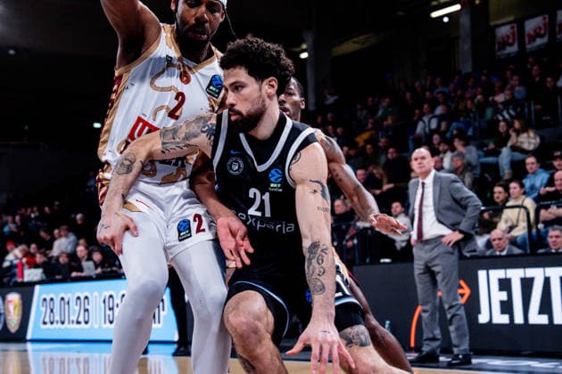 Deutschland: Basketball EuroCup Saison 2025 26 15. Spieltag Veolia Towers Hamburg vs. Umana Reyer Venice Inselpark Arena (Hamburg), Germany: Basketball 2025 26 EuroCup season Round 15 Veolia Towers Hamburg vs. Umana Reyer Venice Inselpark Arena (Hamburg): Devon Daniels (Veolia Towers Hamburg, 21), Chris Horton (Umana Reyer Venezia, 2), Carl Wheatle (Umana Reyer Venezia, 10) Copyright: xStefanxTrochax