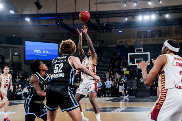 Deutschland: Basketball EuroCup Saison 2025 26 15. Spieltag Veolia Towers Hamburg vs. Umana Reyer Venice Inselpark Arena (Hamburg), Germany: Basketball 2025 26 EuroCup season Round 15 Veolia Towers Hamburg vs. Umana Reyer Venice Inselpark Arena (Hamburg): Kyle Wiltjer (Umana Reyer Venezia, 33), Chris Horton (Umana Reyer Venezia, 2), RJ Cole (Umana Reyer Venezia, 1), t52,Ross Williams (Veolia Towers Hamburg, 34) Copyright: xStefanxTrochax