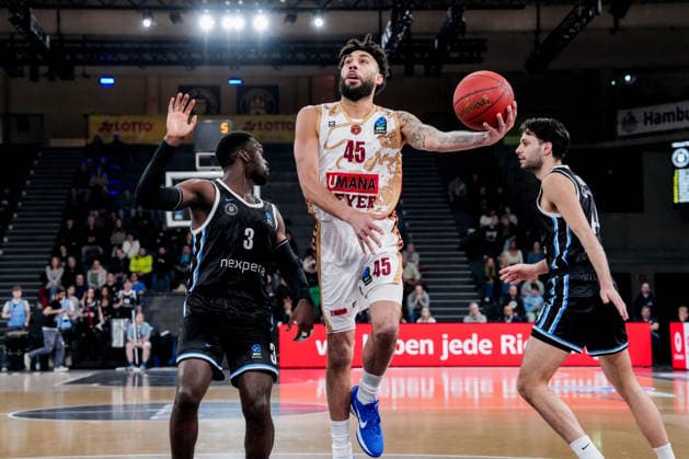 Deutschland: Basketball EuroCup Saison 2025 26 15. Spieltag Veolia Towers Hamburg vs. Umana Reyer Venice Inselpark Arena (Hamburg), Germany: Basketball 2025 26 EuroCup season Round 15 Veolia Towers Hamburg vs. Umana Reyer Venice Inselpark Arena (Hamburg): Denzel Valentine (Umana Reyer Venezia, 45), Benedikt TurudiÄ‡ (Veolia Towers Hamburg, 44), Osaro Jürgen Rich (Veolia Towers Hamburg, 3) Copyright: xStefanxTrochax